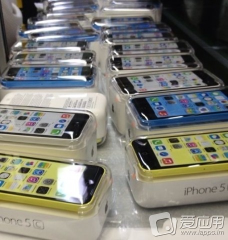 Paketlenmiş iPhone 5C’lerin Fotoğrafları ve Kırmızı iPhone 5C’nin Videosu Yayınlandı