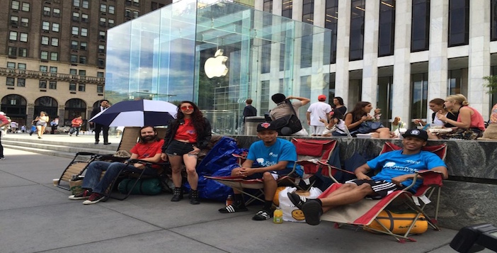 Kampçılar Apple Store’un Önünde iPhone 6 İçin Sıraya Girdi