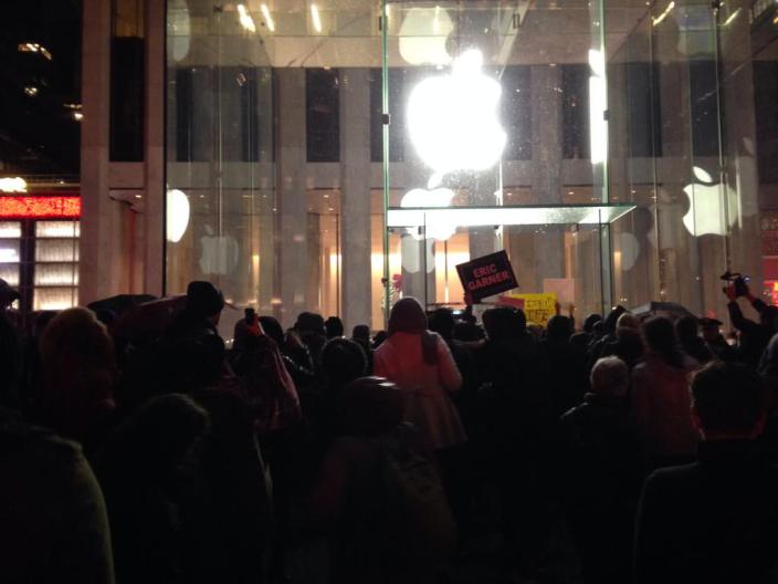 ny protest eric garner apple store