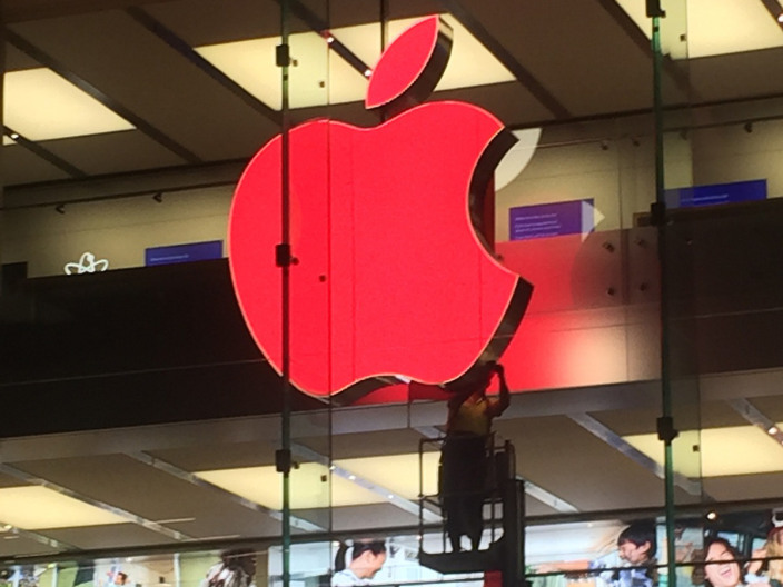 Avusturalya'daki Bir Apple Store Logosu hazırlanırken...